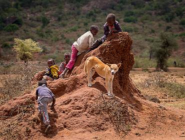 Lekande massajbarn Tanzania